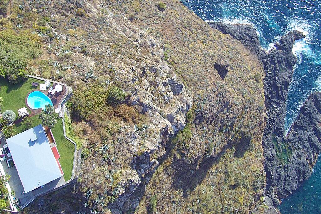 casa y piscina justo en el borde del acantilado