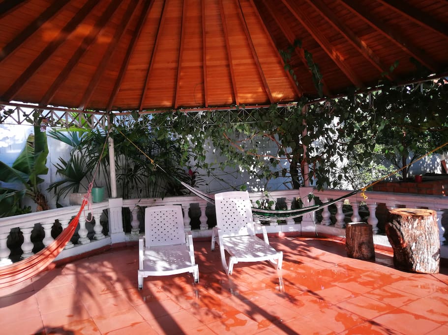 Kiosko con hamacas para descansar