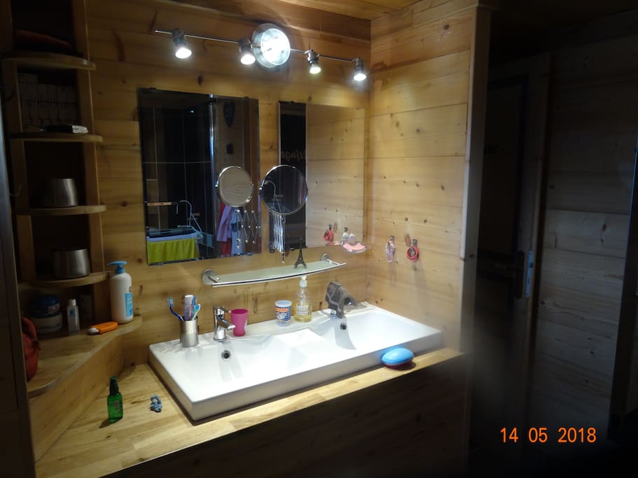 Salle de bain , douche et baignoire