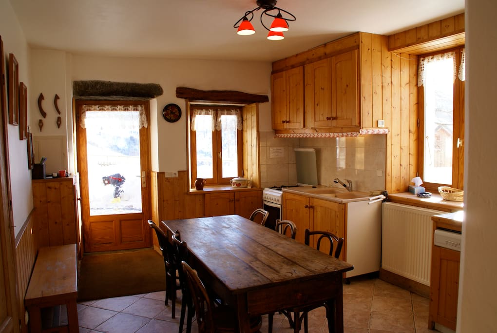 Cuisine fonctionnelle avec un poêle à bois