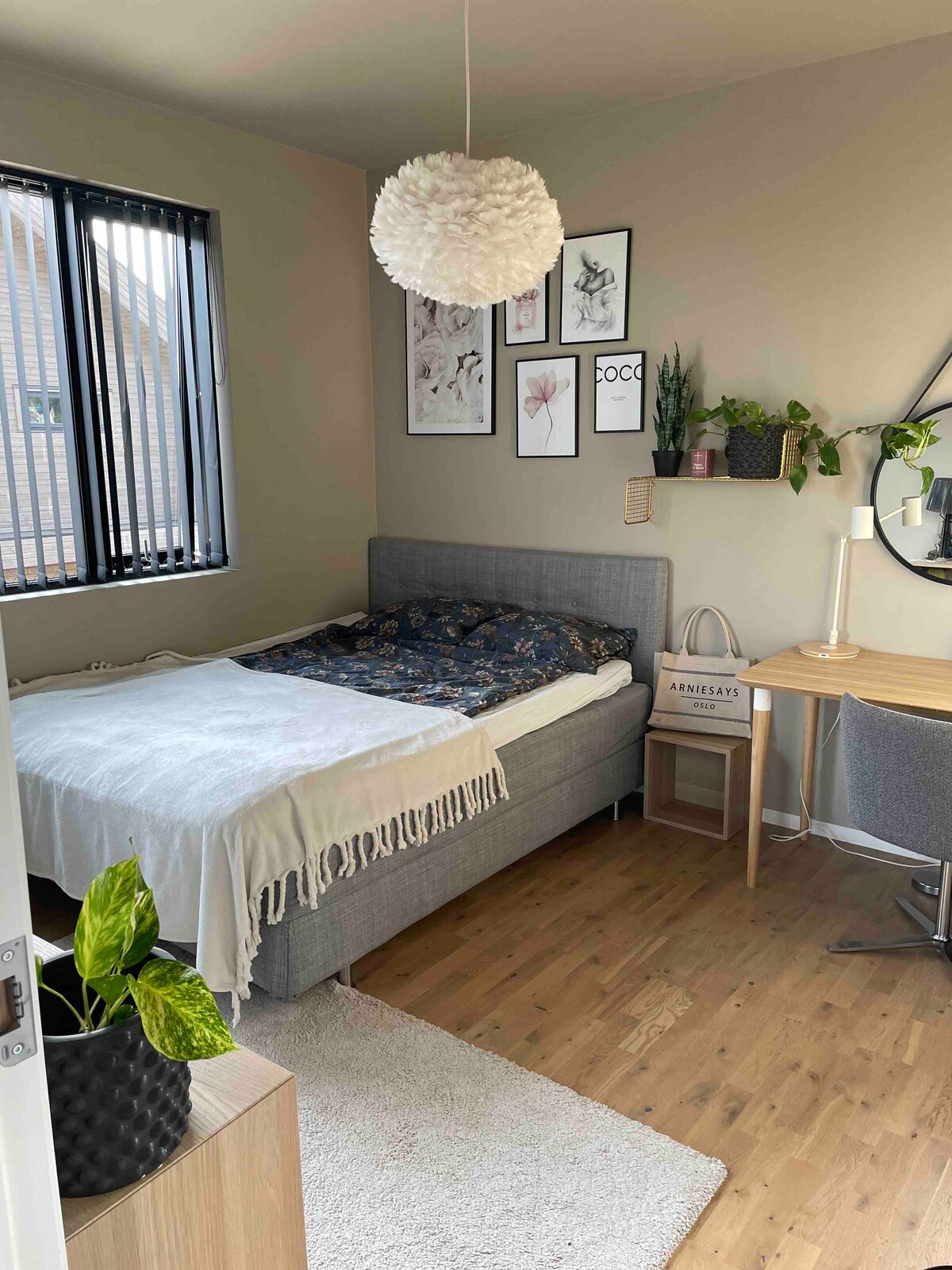 Dormitorio, segundo piso, con su propio vestidor y TV de 55 pulgadas en la pared. Cama doble de 160 cm de ancho.