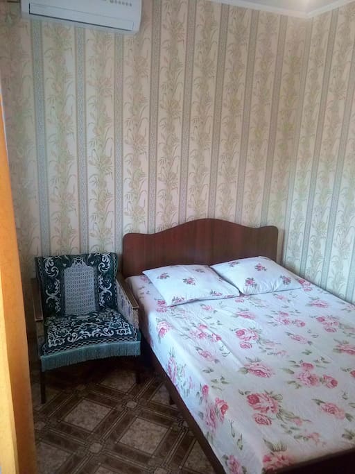 Кресло, двуспальная кровать