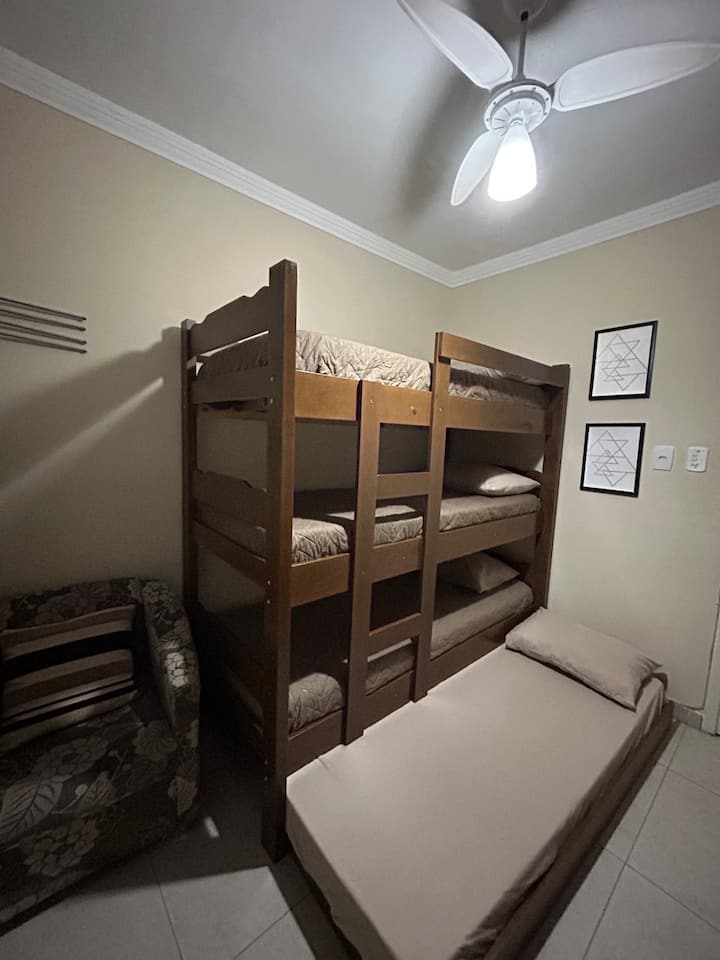 חדר שינה עם טרליש ומיטת עזר ל -4 אנשים