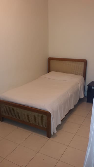 habitación con cama sencilla