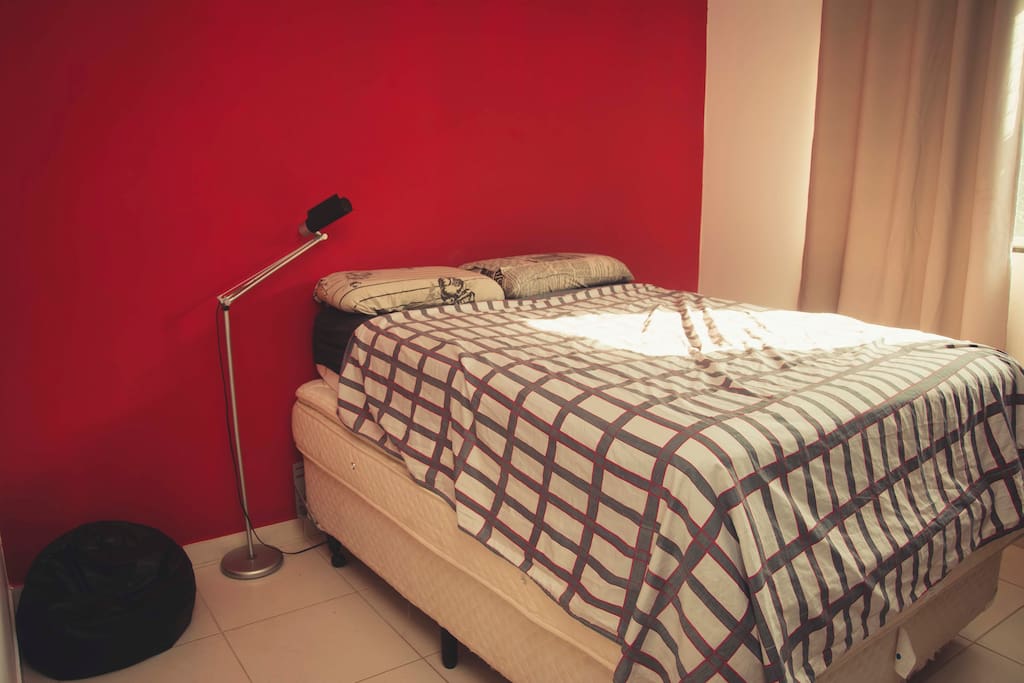 Quarto com cama de casal.