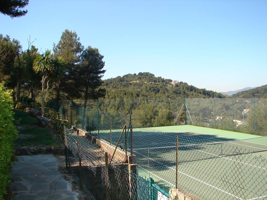 4 tennis à l'intérieur de la résidence