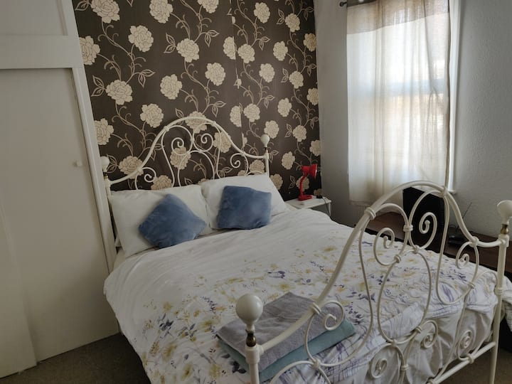 Double room  in a friendly household. Home away!