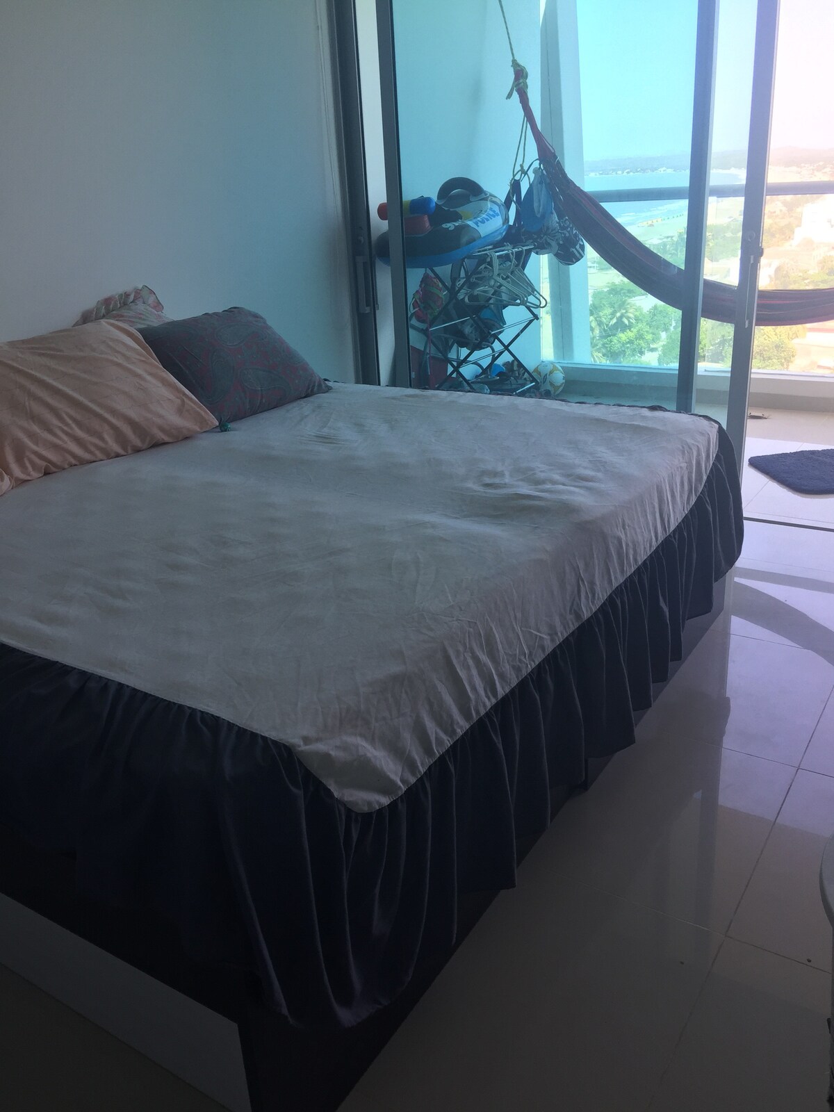 Bedroon; 2 trundle beds under King Bed; Alcoba - 2 Nidos beds under the large bed