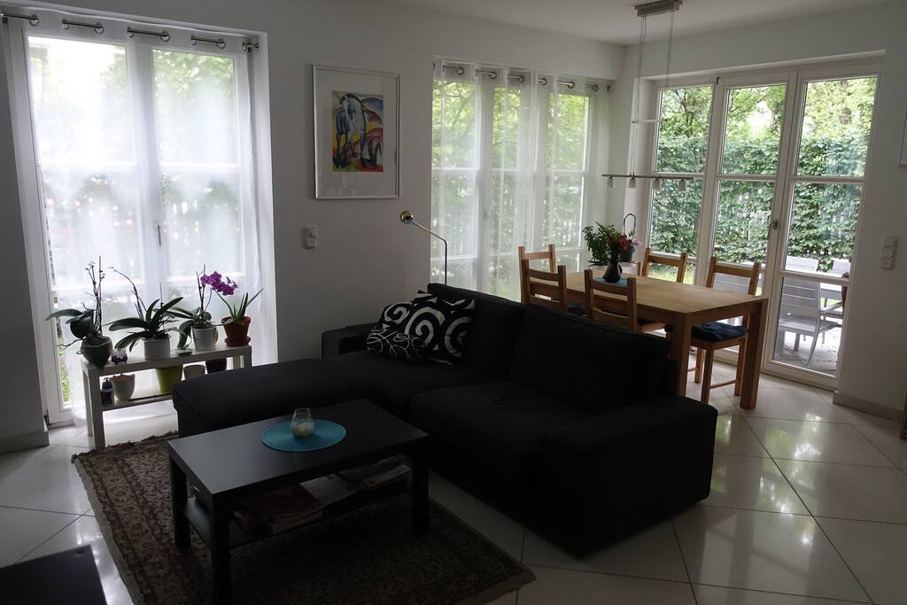 Wohn- Esszimmer mit Blick in den Garten