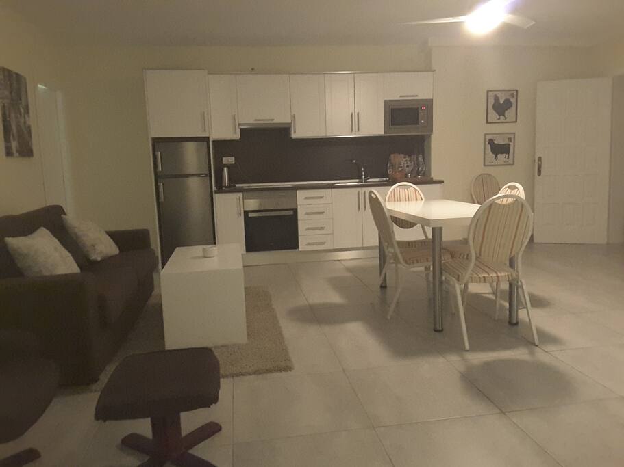 New apartment, spacious lounge, terrace and direct access to the swimming pool exit.
Amplio salón, acceso a terraza y salida directa a piscina.