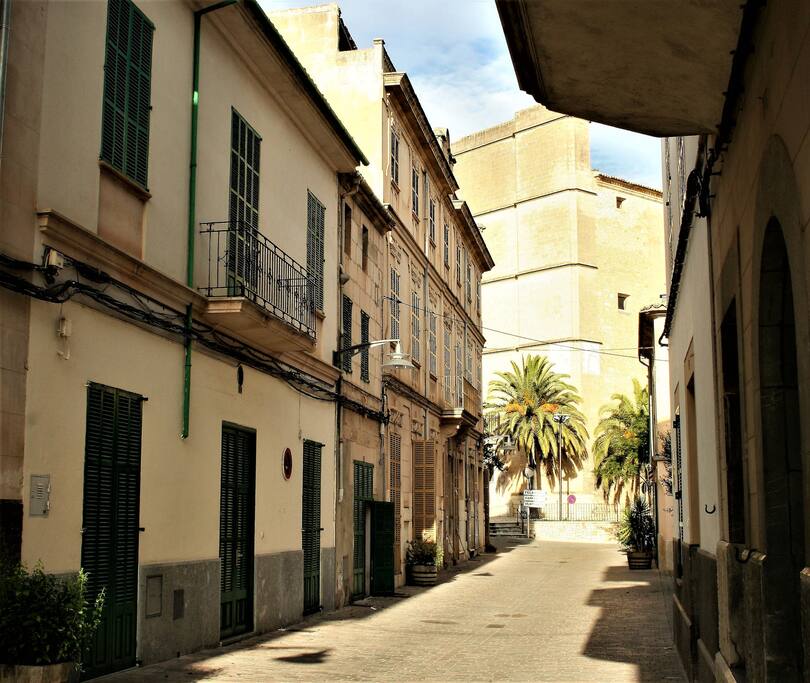 EXTERIOR FACHADA CON IGLESIA. OUTSIDE FACADE WITH CHURCH