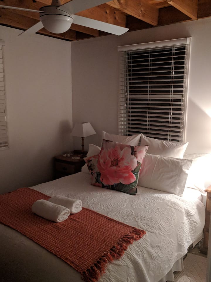 Blue Wren客房有一张舒适的大双人床。