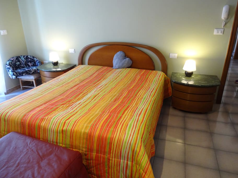 Camera matrimoniale con sofa con arredamento rifinito in marmo verde
