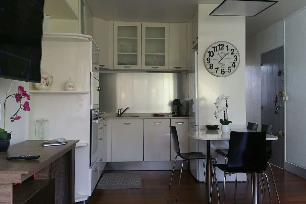 Espace cuisine ouvert sur le séjour climatisé