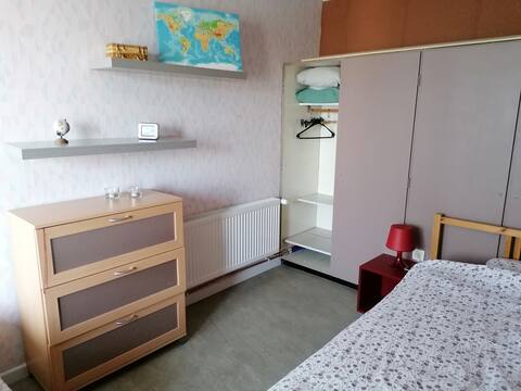 rustige slaapkamer met aparte zitruimte