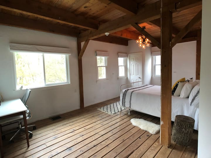 Bilik tidur belakang + katil ratu. 