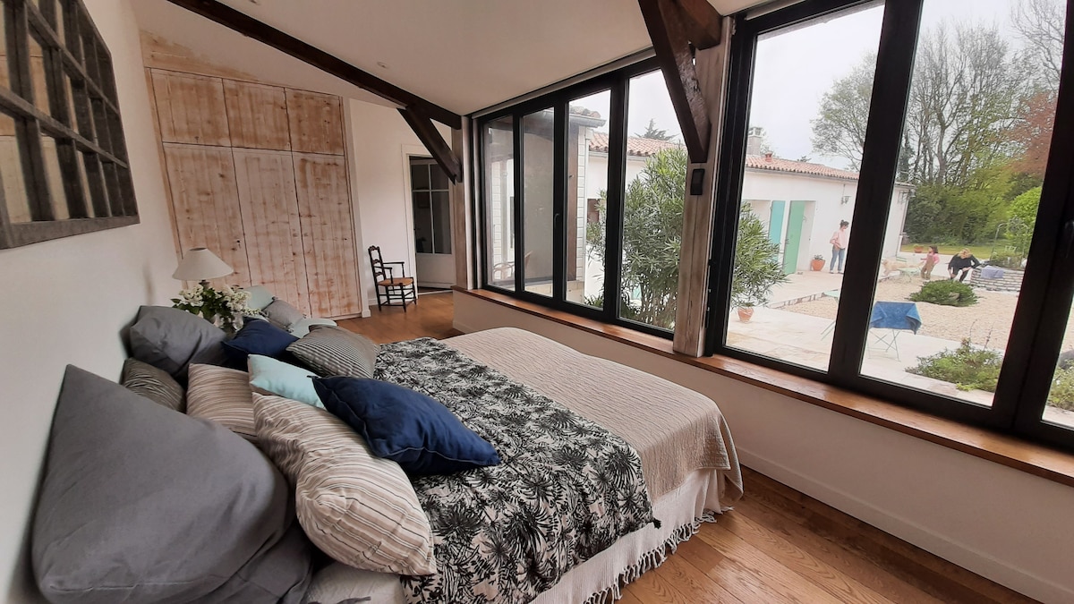 Chumba cha kulala cha bongo kinachoelekea bustani