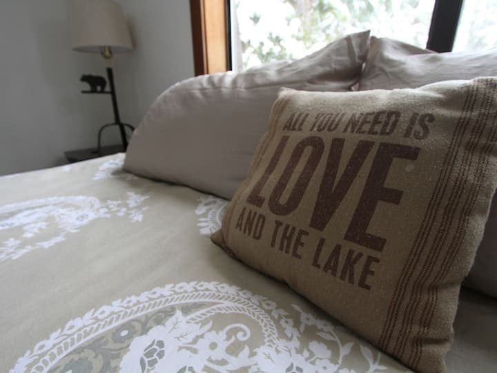 ห้องนอน 4: ห้องนอนชั้นบนพร้อมเตียงคิงไซส์และห้องน้ำเต็มรูปแบบ