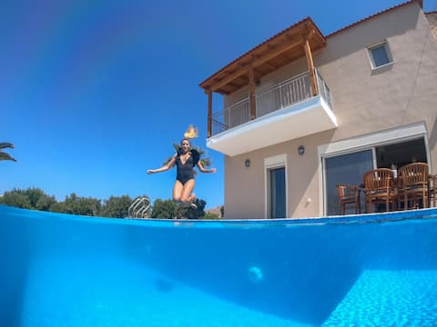 50mt to the Beach * Family Friendly* Full Privacy