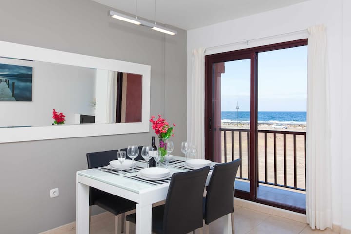 Beautiful apartment overlooking the sea for 4 pax, bright, wifi.