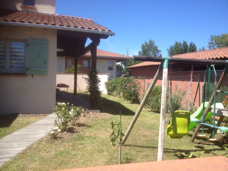 La maison vue depuis la rue