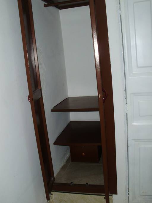 CLOSET CON SU COMPARTIMIENTO PARA ROPA Y GAVETAS