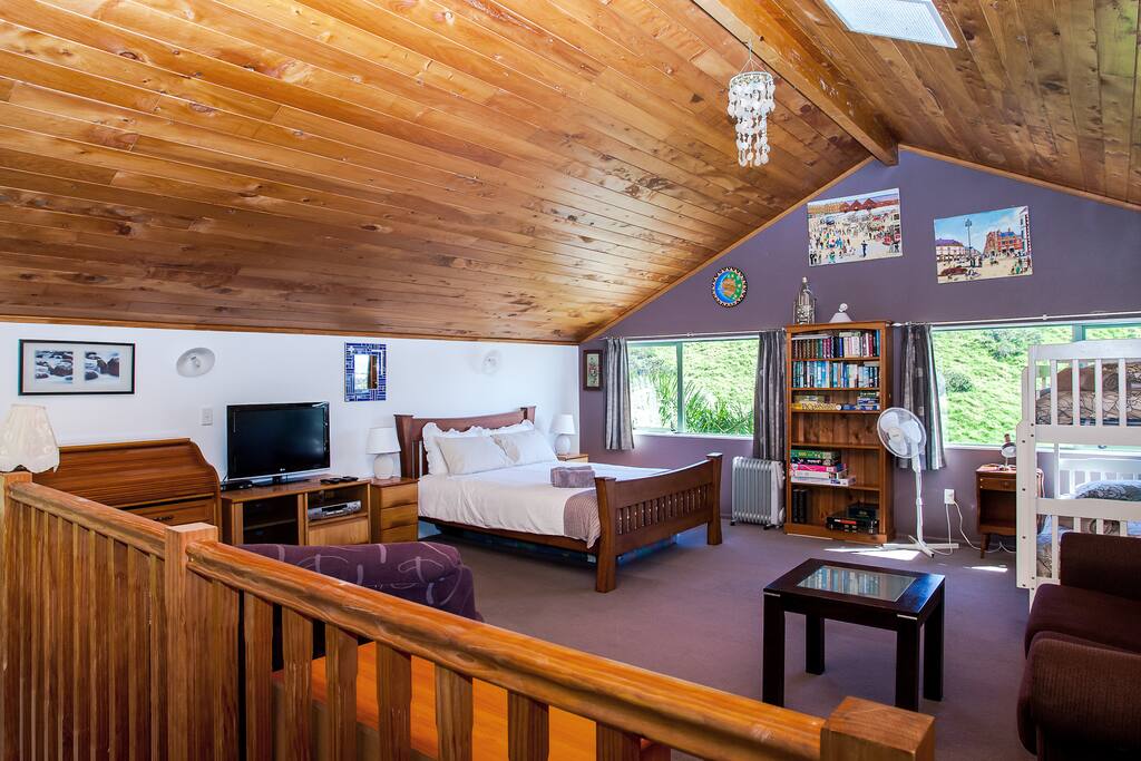 Mezzanine Floor 1 Queen and Single Bunks - Tutukaka Holiday Home
