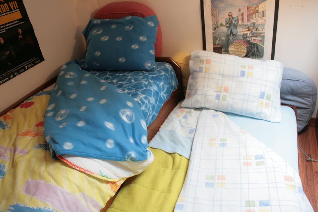 Both beds have confortable mattresses.