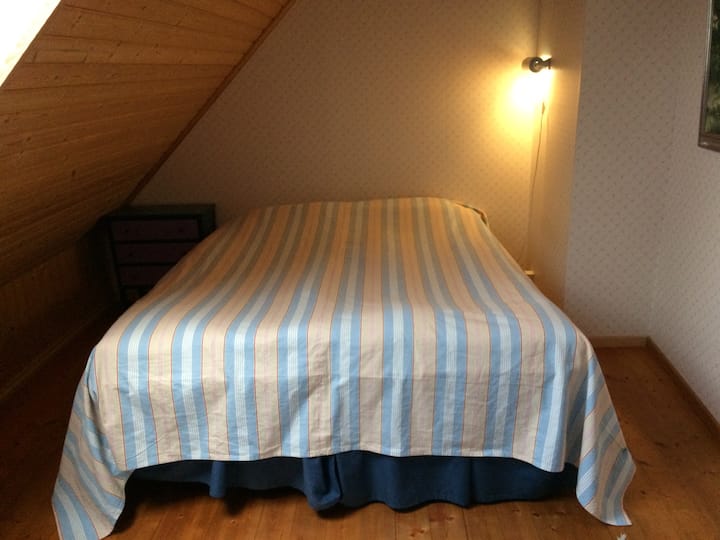 La habitación azul aquí también tiene una cuna.