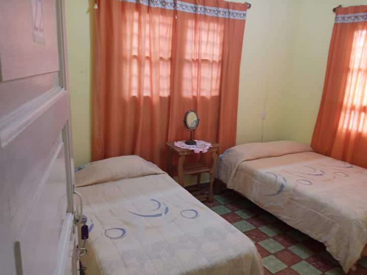 Habitación no. 4
Planta alta
Una cama matrimonial 
Una cama individual