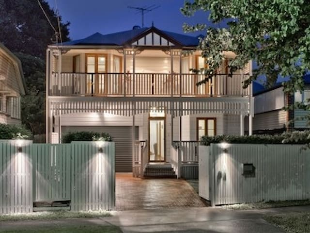 Juliana’s★Entire Top flr, 3 dble bed+lounge/kitch