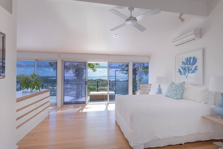 NOOSA HILL HOLIDAY HOUSE – JUST BREATHTAKING gallery image 5