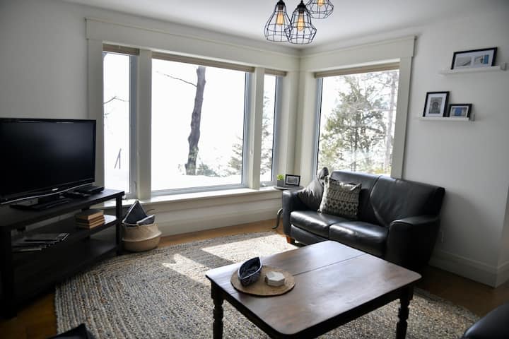 Luxury Beachfront Apartment On Lake Nipissing - North Bay