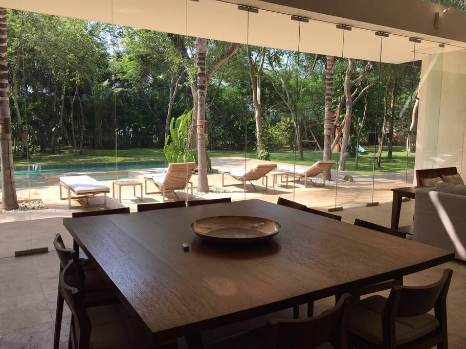 Comedor con vista a la piscina