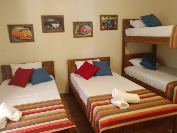 Dormitorio con aire acondicionado
capacidad para 4 personas,
camas 2x1.