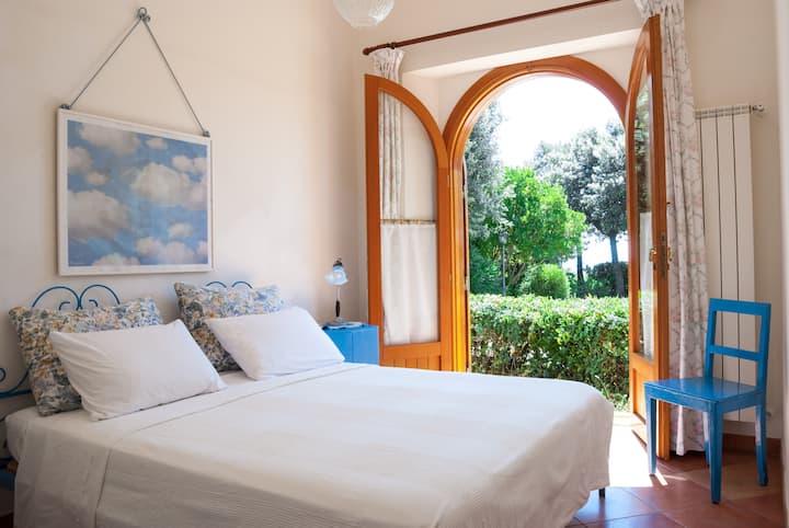 מיטת חדר שינה נוספת עם חדר אמבטיה צמוד.  קומת קרקע, יציאה נוחה לגינה   (נוף לים).
אפשר להוסיף מיטת תינוק.
