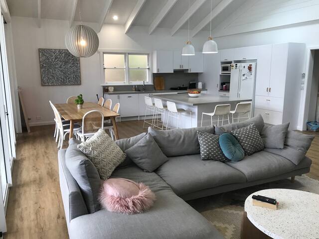 Entire Family home with pool (near Manly)