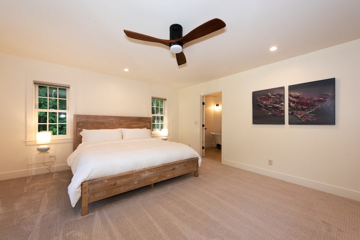 Primárna spálňa na hlavnom poschodí s vyhradenou kúpeľňou