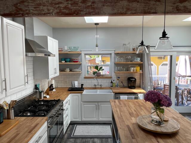 Sunlit Surf House- 4BR | Downtown | Walk to beach gallery image 3