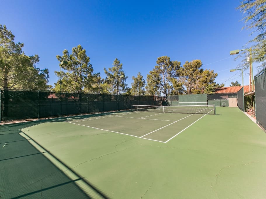Tennis courts: rackets and tennis balls available