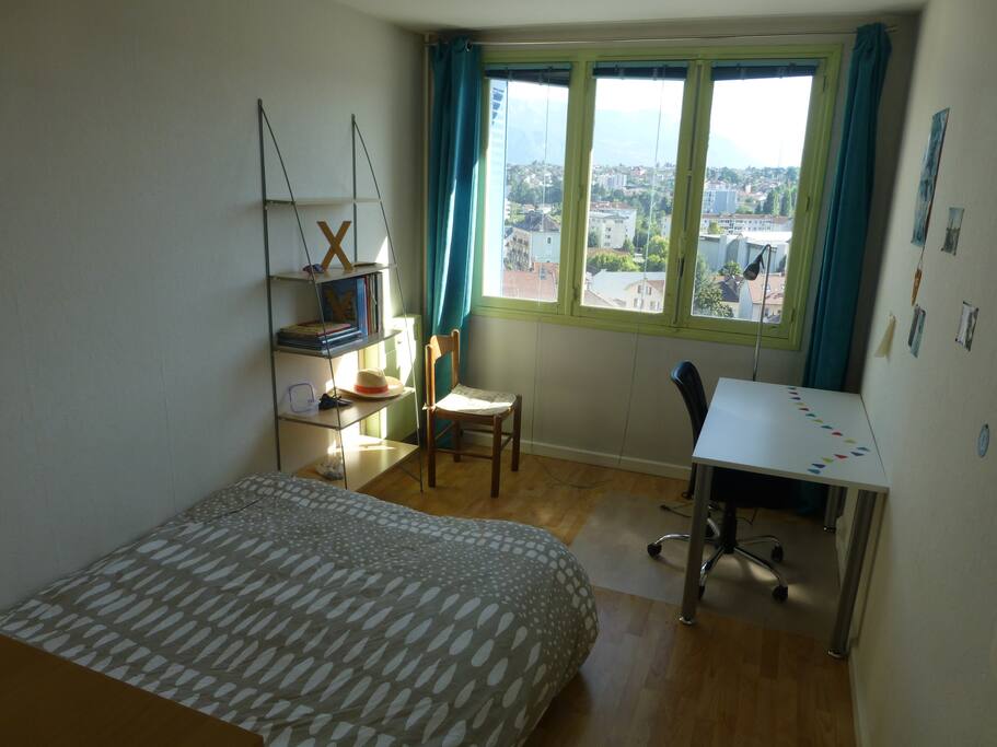 Chambre 2 avec grande fenêtre avec vue et bureau