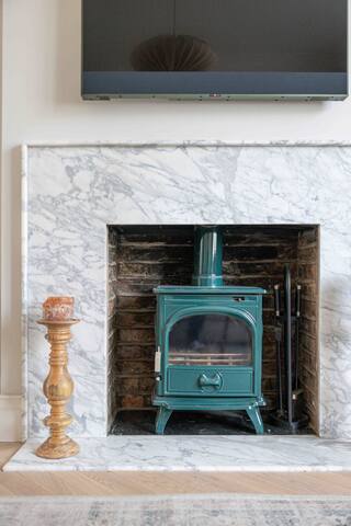 Architect designed 4-bedroom house free parking gallery image 5