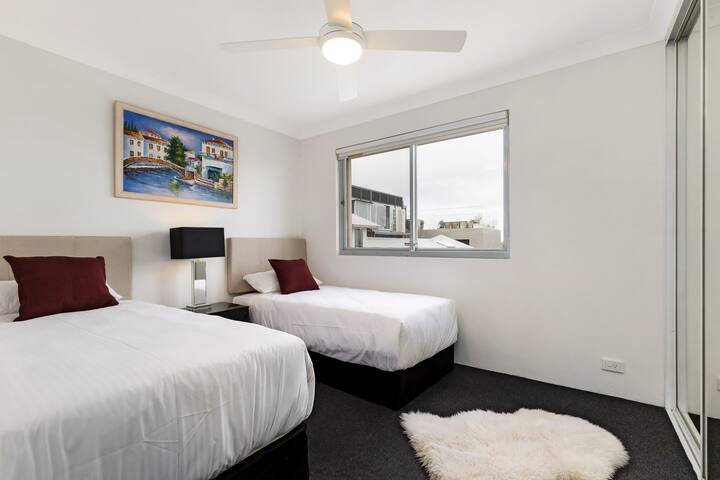 Modern 2 bedroom , great location , 2 car spaces . gallery image 4