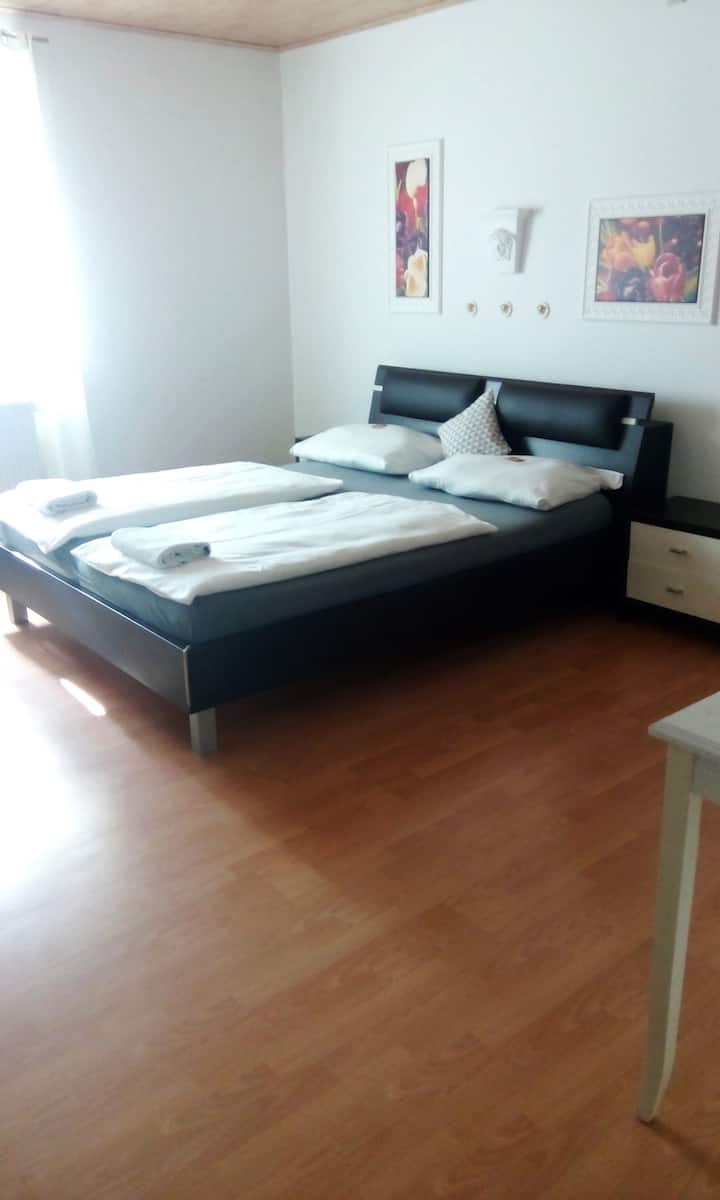 Segundo dormitorio con cama doble grande.