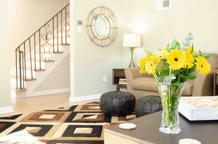 Academy/Wellington, 5 beds, 4 Big TV’s, parking gallery image 5