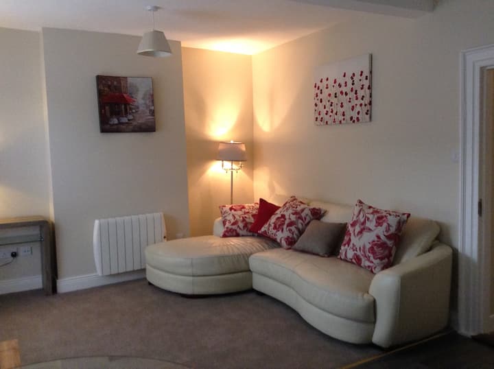 2bed apt, private parking gr8 space