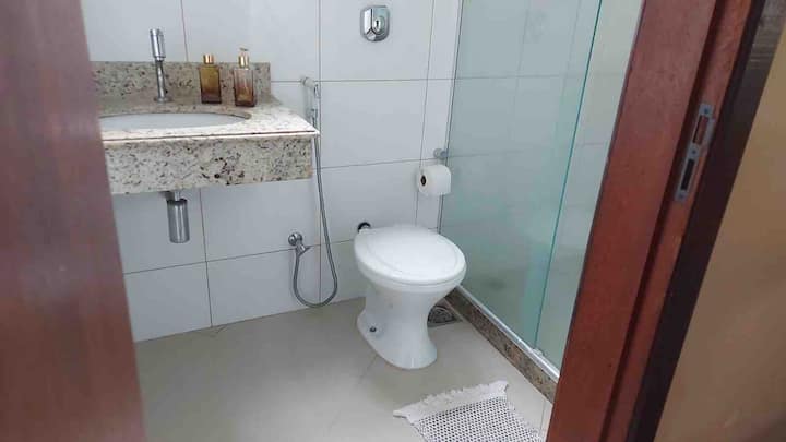 СПАЛНА СОБА 1 - бања во сопствен апартман