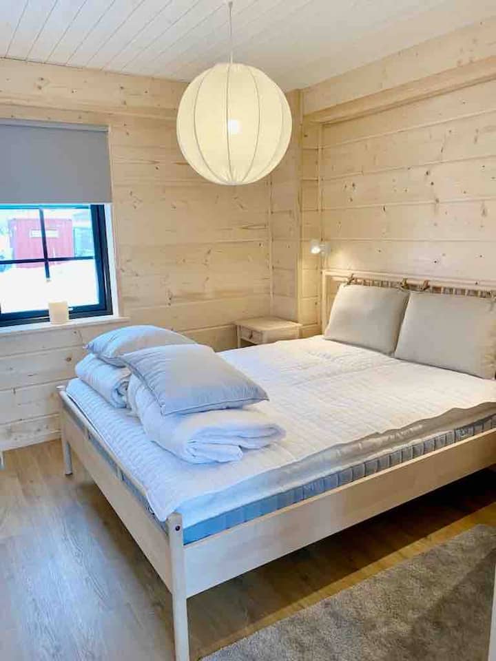 Habitación 1 en planta baja con cama matrimonial.