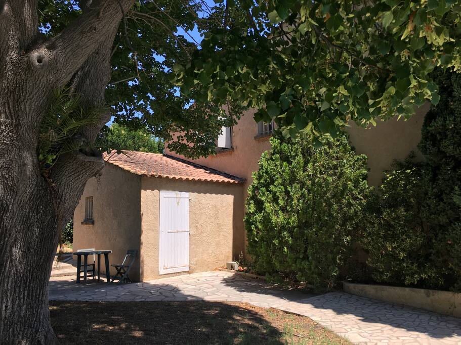 Le studio est une annexe de ma maison sur le côté Ouest du terrain, aucun vis à vis pour une intimité sympathique... vous serez entouré de verdure avec devant vous le tilleul et la piscine.