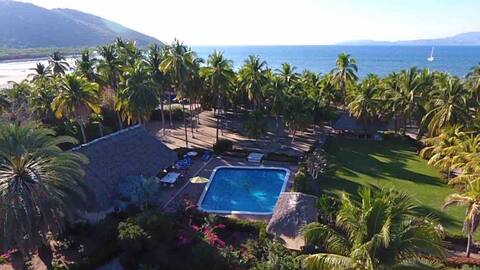 Beachfront, private pool, Up to 28 people